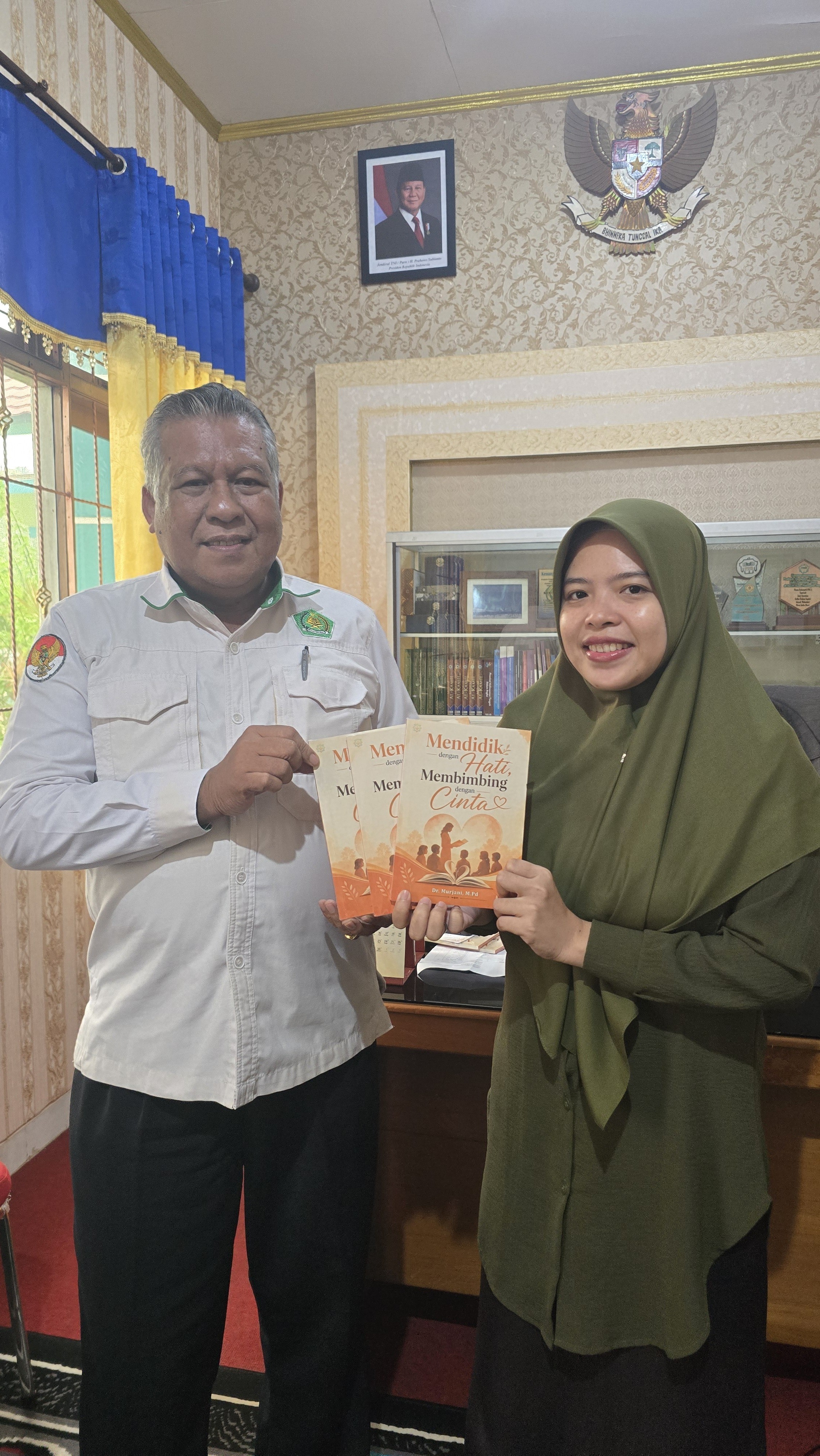 Kepala Madrasah Hibahkan Karya Sendiri untuk Perpustakaan Ibnu Sahnun