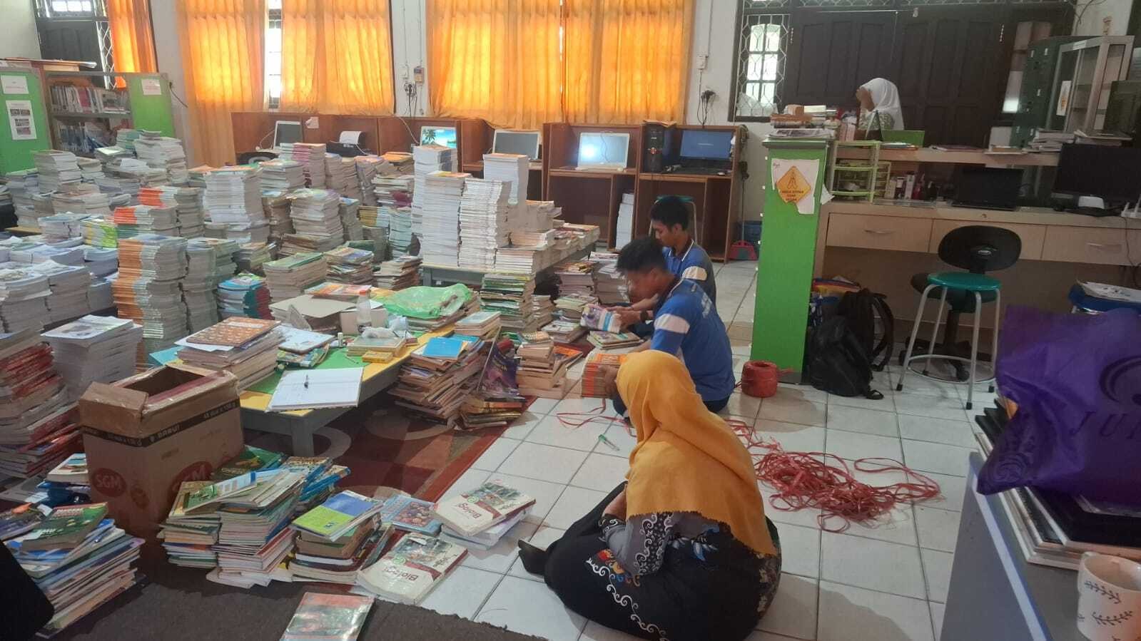 Perpustakaan Ibnu Sahnun Lakukan Penyiangan dan Pencacahan Koleksi