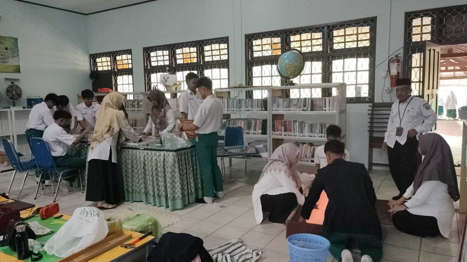 Perpustakaan Ibnu Sahnun MAN Kota Palangka Raya Lakukan Pembenahan Koleksi dan Ruang Layanan