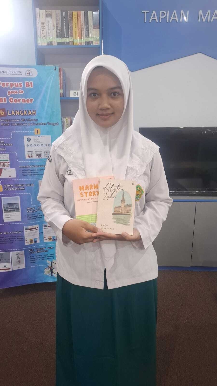 Murid Kelas XII A Donasikan Dua Buku ke Perpustakaan Ibnu Sahnun
