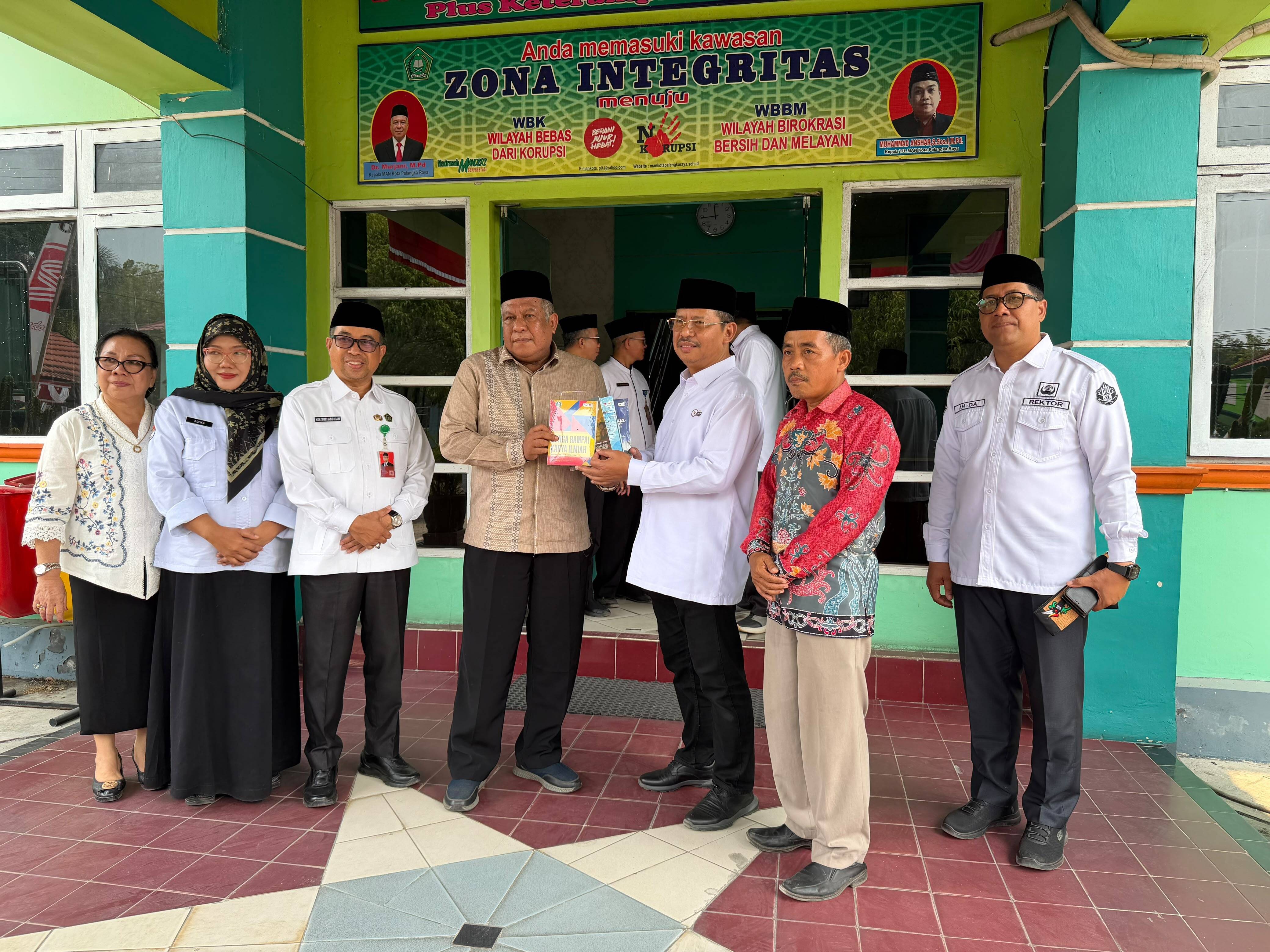 Delapan Buku Karya Warga MAN Kota Palangka Raya Jadi Kenang-Kenangan untuk Dirjen Pendis
